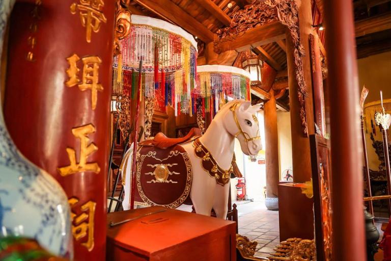 The space is dominated by the grand altar, which houses the statue of the White Horse