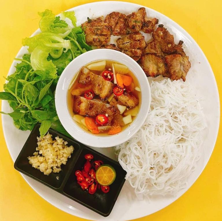 The vermicelli noodles used in bun cha are thin and delicate. 