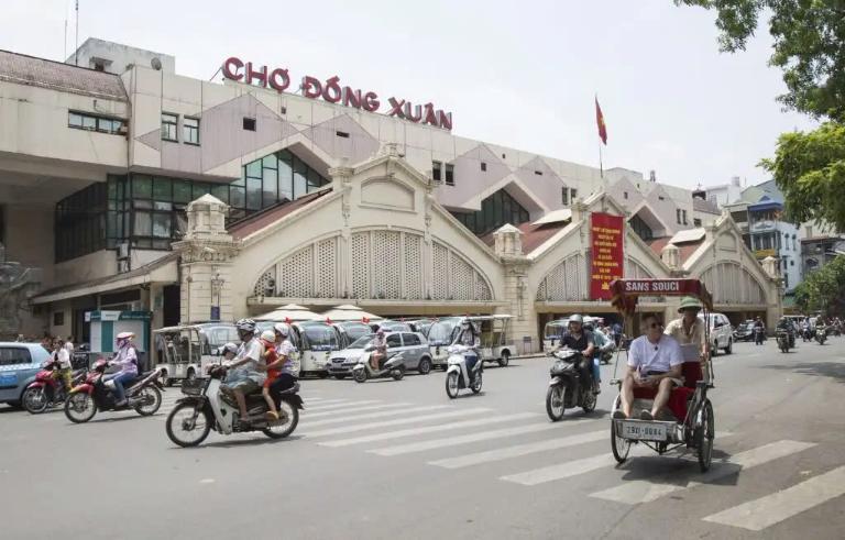 Try to visit Dong Xuan Market in the morning when the market is at its liveliest