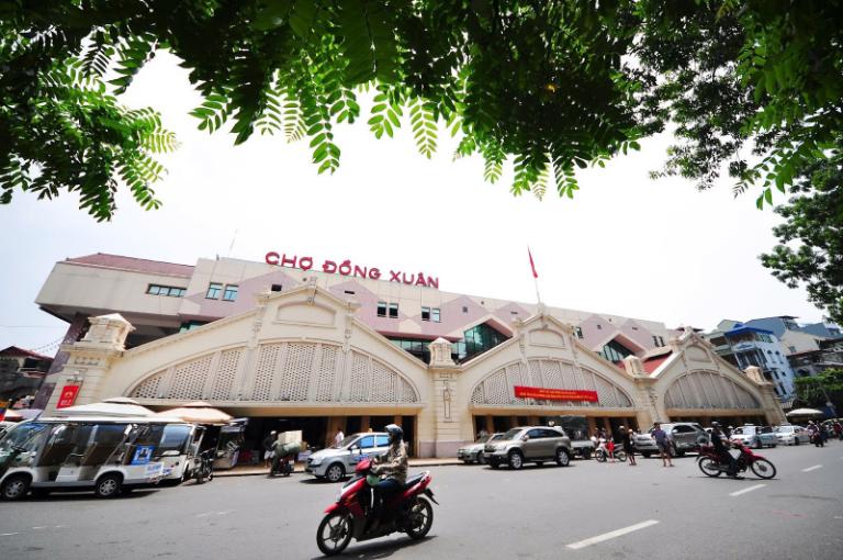 Dong Xuan Market is centrally located in Hanoi Old Quarter