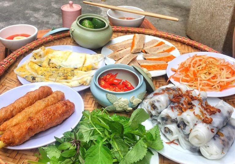 Famous Street Food Dishes in Hanoi 