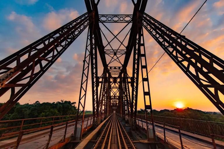 The architectural style of Long Bien Bridge bears strong French colonial influence.