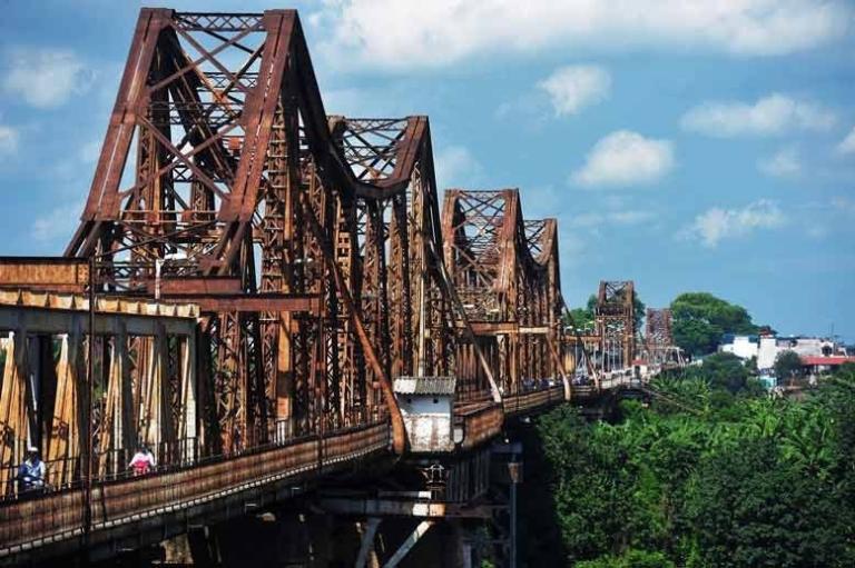 With its truss design and use of cutting-edge materials, Long Bien Bridge was considered an engineering feat when it was completed. 