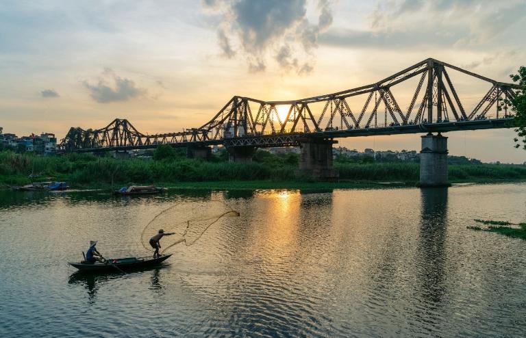 The ideal times to visit Long Bien Bridge are in the early morning and late afternoon.