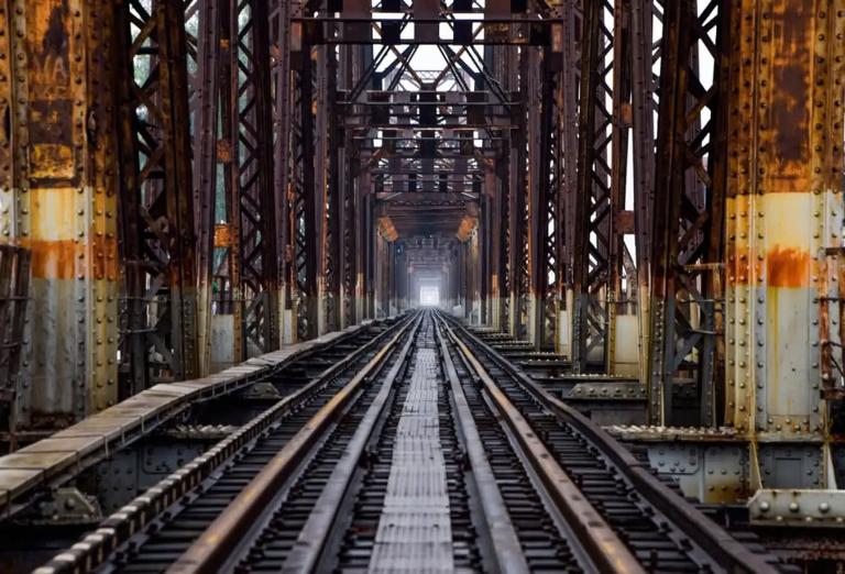 The symmetrical lattice structure allowed for the even distribution of weight, making it a marvel of modern engineering at the time. 