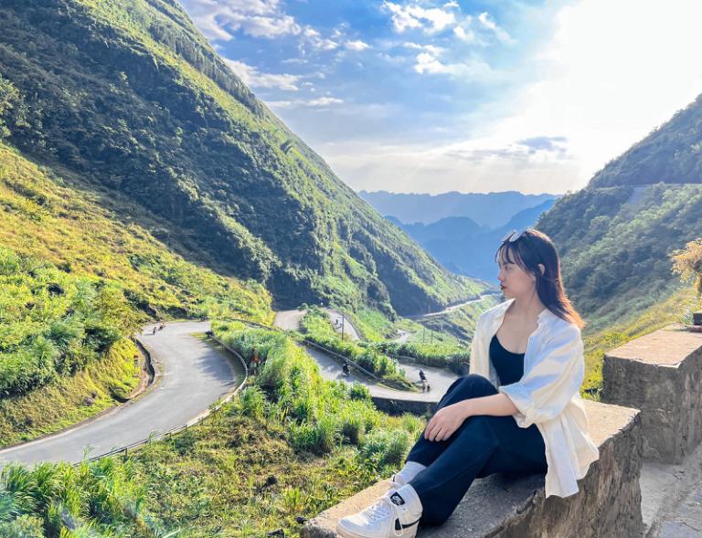 The dramatic scenery of Ma Pi Leng Pass provides a perfect backdrop for photographers.