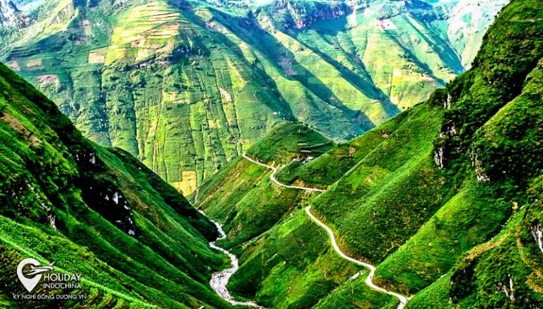 Ma Pi Leng, which translates to "Horse's Nose Pass," is renowned for its dramatic scenery.