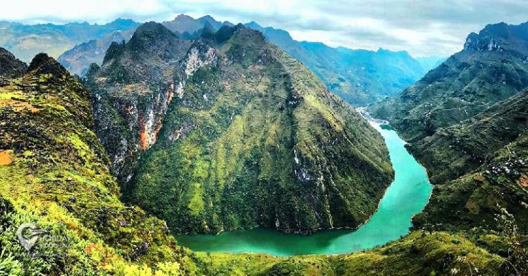 At the heart of Ma Pi Leng’s beauty lies the Nho Que River, winding gracefully through the valleys.