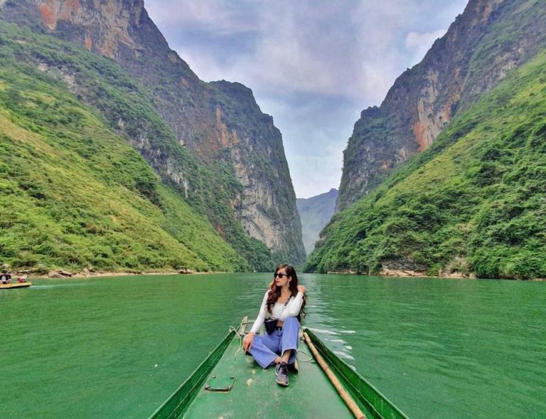 One of the best ways to experience the beauty of Ma Pi Leng is by taking a boat ride on the Nho Que River. 