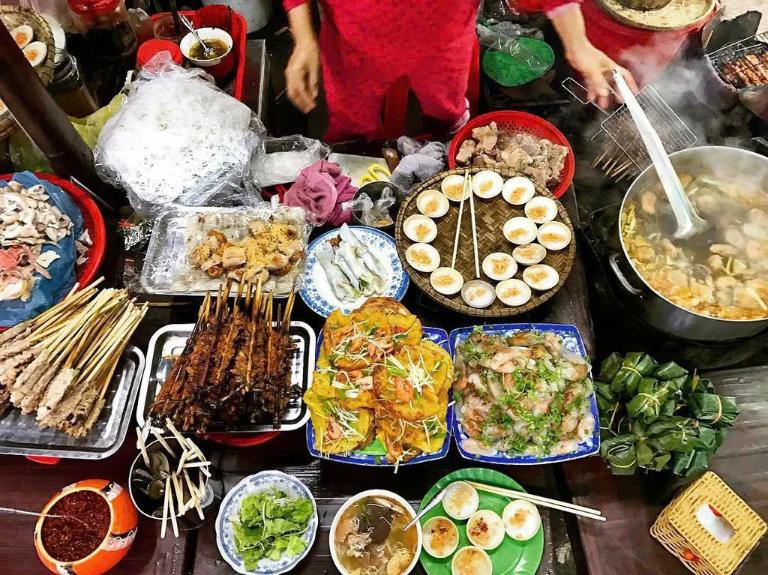 Navigate and Order at Street Food Stalls in Vietnam