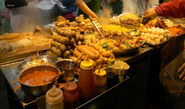 Navigate and Order at Street Food Stalls in Vietnam