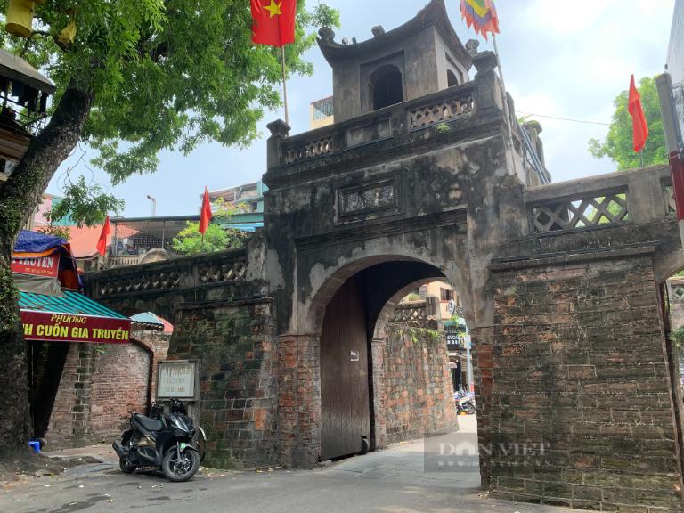 It's a memorial of Hanoi's lengthy history as one of the many gates from the remains of the Thang Long Citadel.