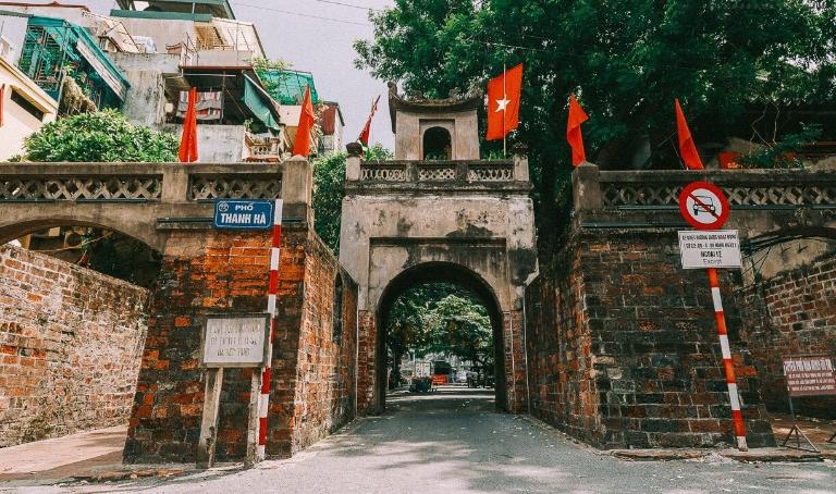 The Old City Gate (Cửa Ô Quan Chưởng) stands as a steadfast remnant of the city’s rich historical tapestry.