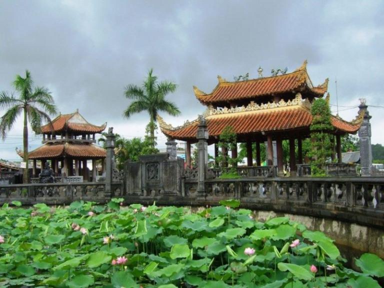 Tay Ho Palace is more than simply a place to visit; it's an adventure that combines nature, spirituality, and culture.