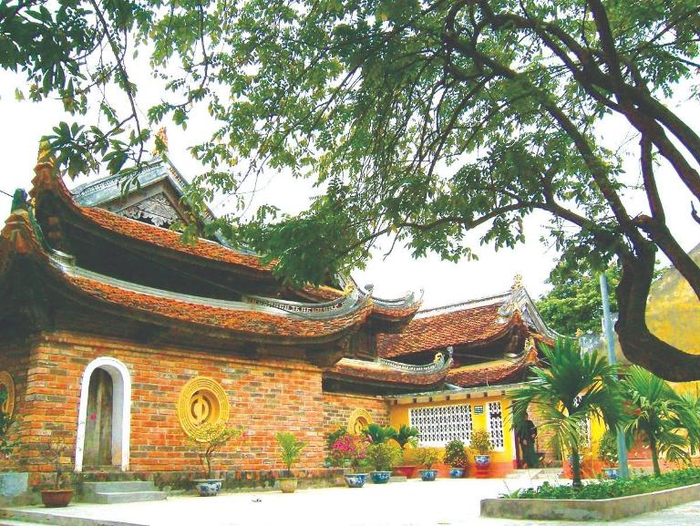 Nghi Tam Village is an ancient village situated along the banks of West Lake.