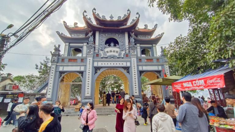 Tam Quan, the main gate to Tay Ho Palace, represent the three domains of existence: heaven, earth, and humanity.