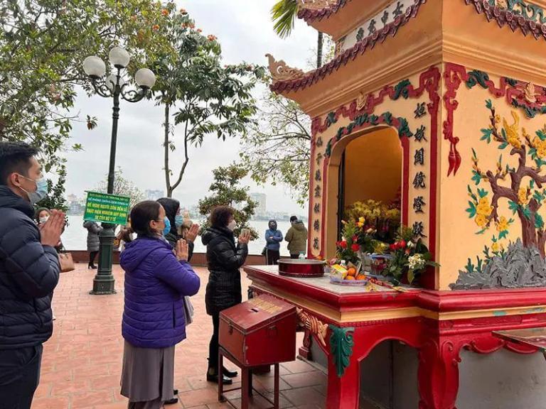 Located on either side of the Tay Ho Palace grounds are Lau Co and Lau Cau.