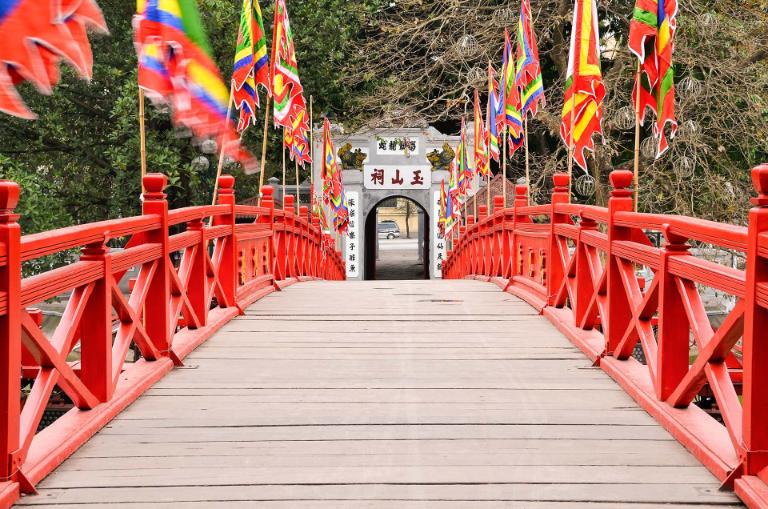 The Huc Bridge is a classic example of traditional Vietnamese architecture. 