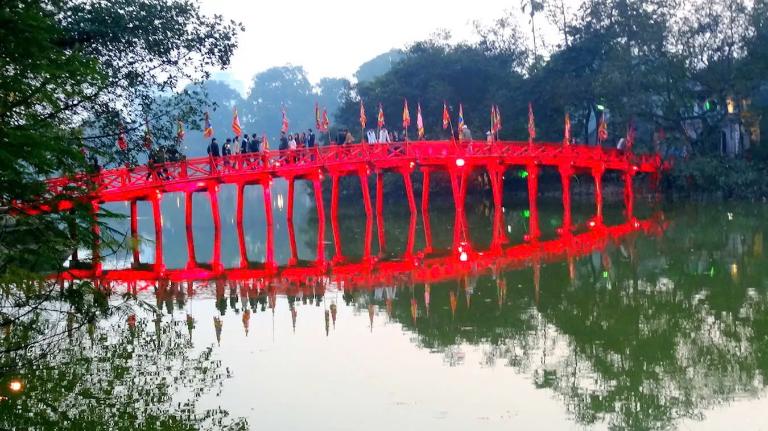 The Huc Bridge's vibrant vermilion color is a significant aspect of its design