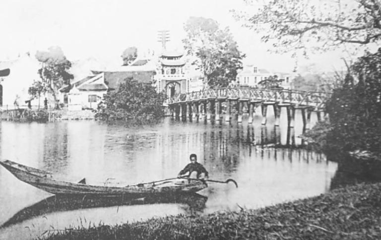 The Huc Bridge, also known as the "Red Bridge," traces its origins back to the 19th century. 