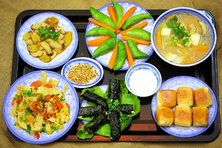 These dishes often feature steamed rice served with an array of sautéed vegetables, tofu