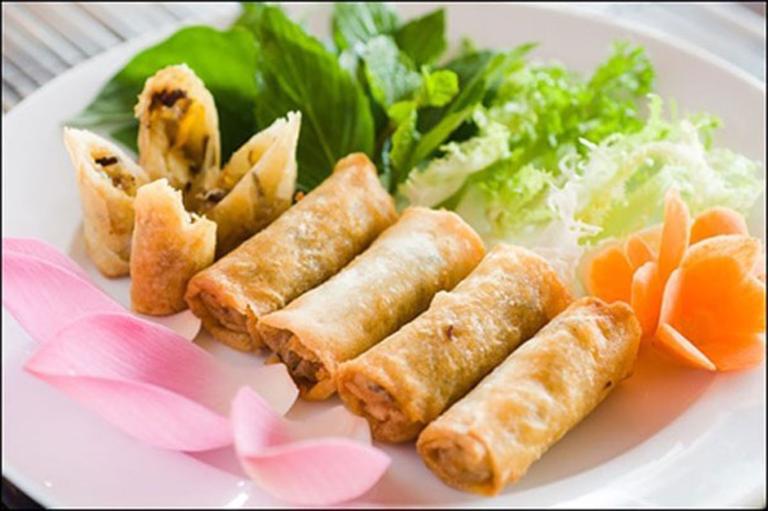 Cha Gio Chay (fried vegetarian spring rolls) is a must-try vegetarian dishes in Hanoi