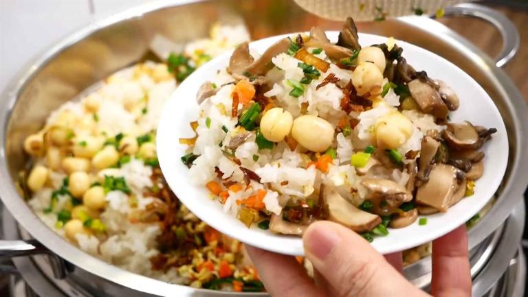 Xoi Chay is made by steaming glutinous rice and topping it with fried shallots, mung beans