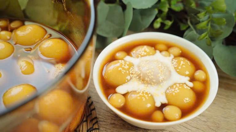 Bánh trôi nước consists of small glutinous rice balls filled with sweet mung bean paste or black sesame