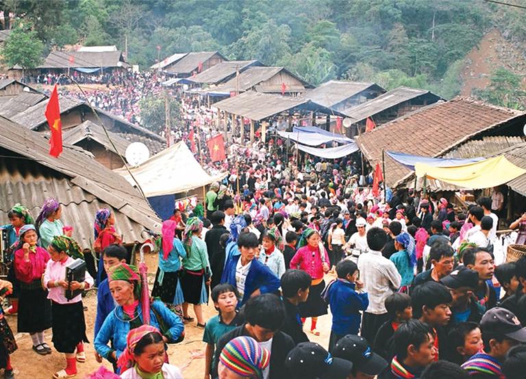 The Sunday Market in Meo Vac is particularly famous