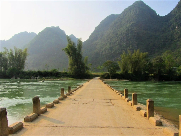 Ban Gioc Waterfall Loop