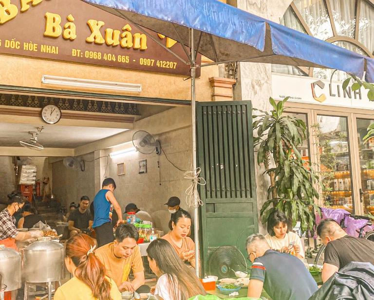 At Ba Xuan’s restaurant, you'll be treated to visually appealing rice rolls drizzled with flavorful scallion oil.