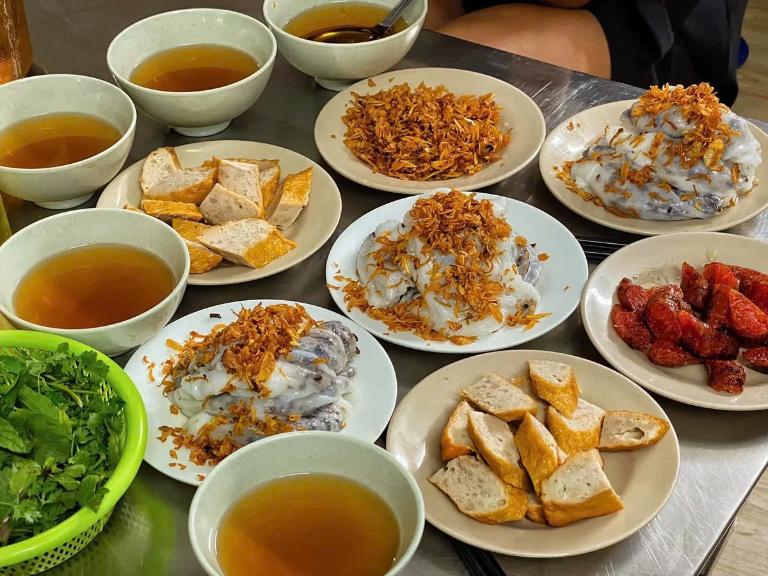 If you're looking for an authentic Thanh Tri rice roll experience, head to Dai Dong Street. 