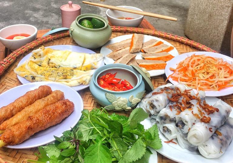 Banh cuon Phương attracts many tourists exploring Hanoi’s Old Quarter.