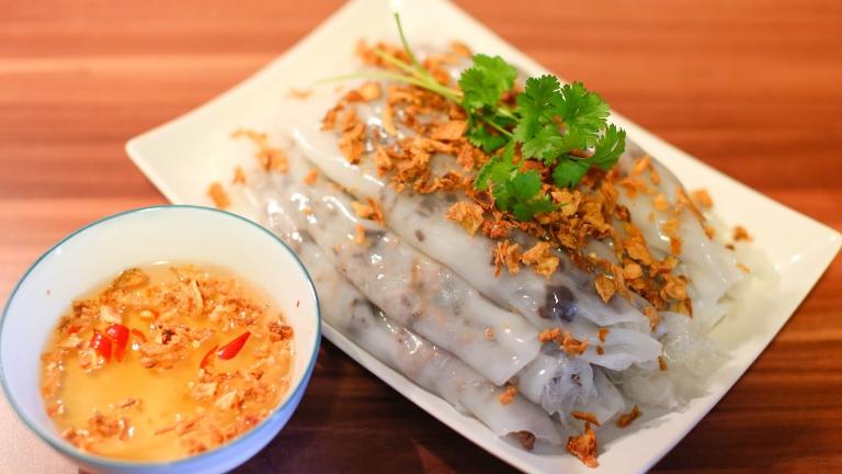 If you're still wondering where to find the best Thanh Tri rice rolls, you must try Co Lan