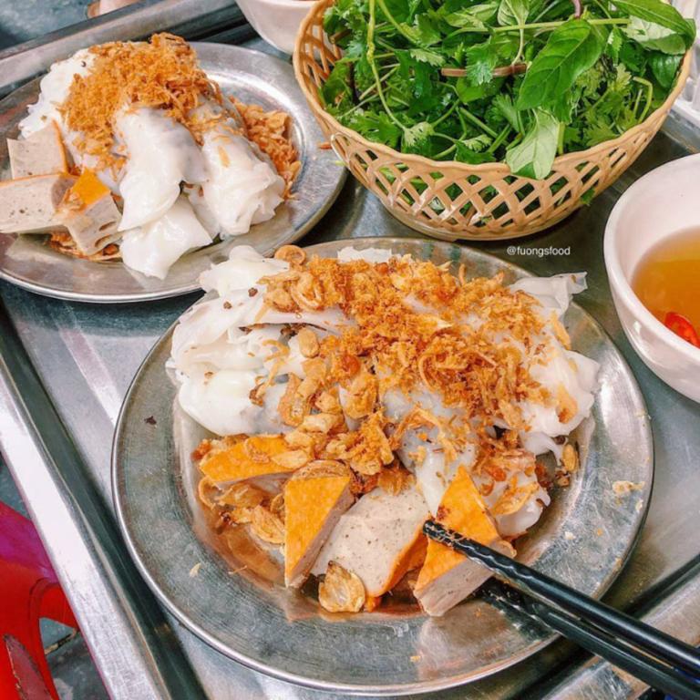 Here, you’ll enjoy eight pieces of Thanh Tri rice rolls along with two sides of either grilled meat