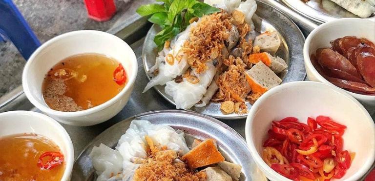 The rice rolls here are thin and chewy, typically enjoyed with fatty cinnamon pork sausage (cha que) and crispy fried shallots.