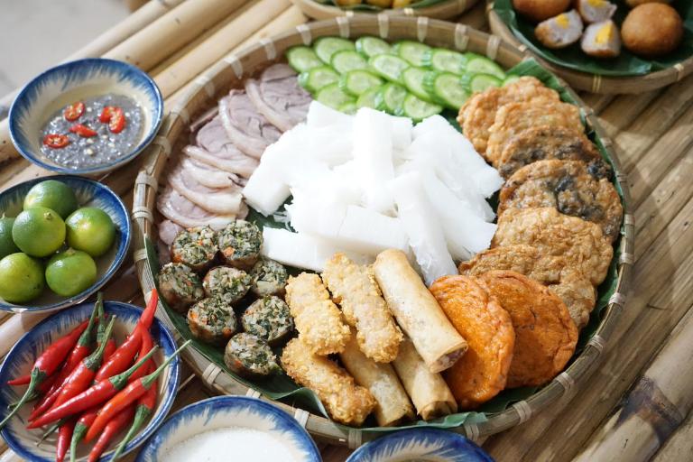 You’ll find familiar dishes like fried tofu, com, fried pork intestines, and boiled meat