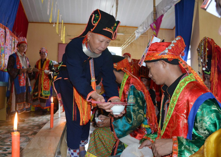 During the ceremony, the ordained man must eat and drink together in the same place.