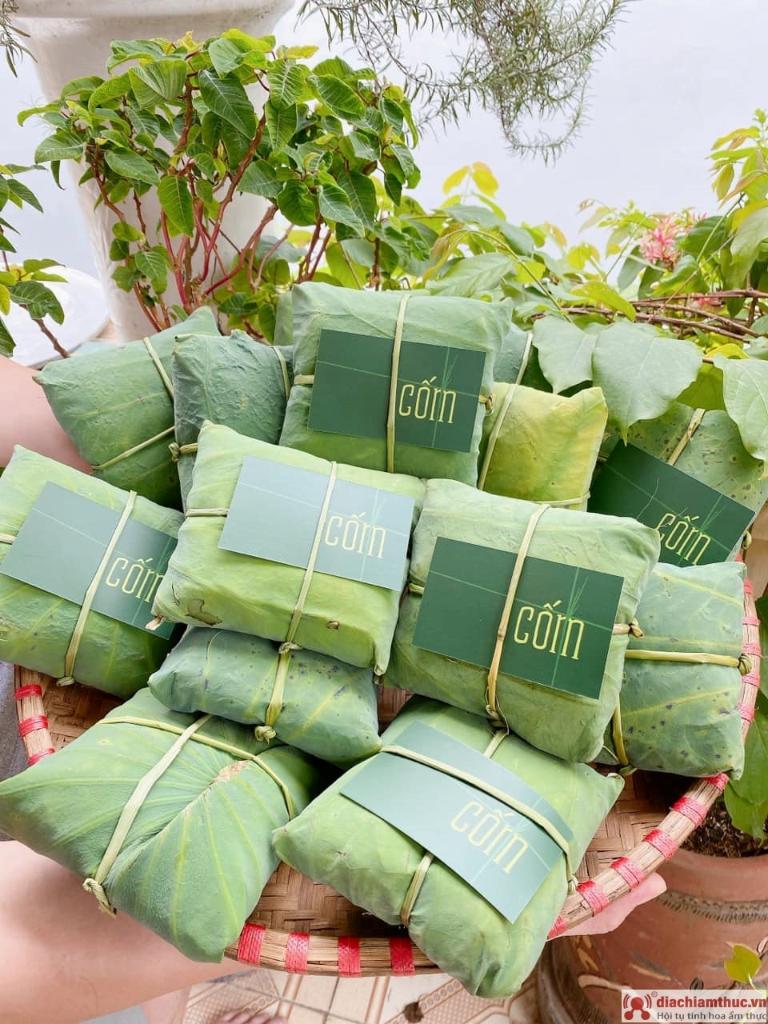 Cốm Việt is undoubtedly the top choice for those seeking traditional Hanoi gifts. 