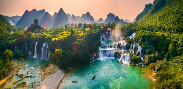 The China Border Crawl Loop is a captivating travel circuit in northern Vietnam