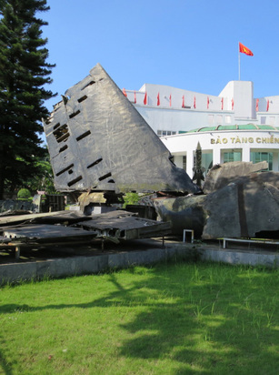 Hữu Tiệp Lake and B52 Museum