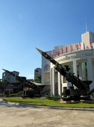 Hữu Tiệp Lake and B52 Museum