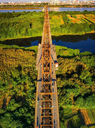 Long Bien Bridge 