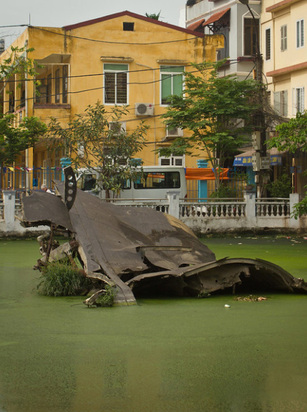 Hữu Tiệp Lake and B52 Museum