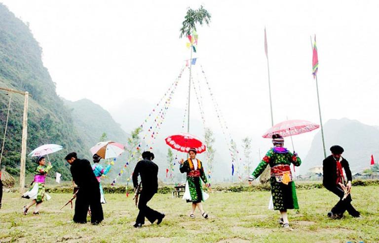 The festival takes place in the Khau Vai area, located in Meo Vac District