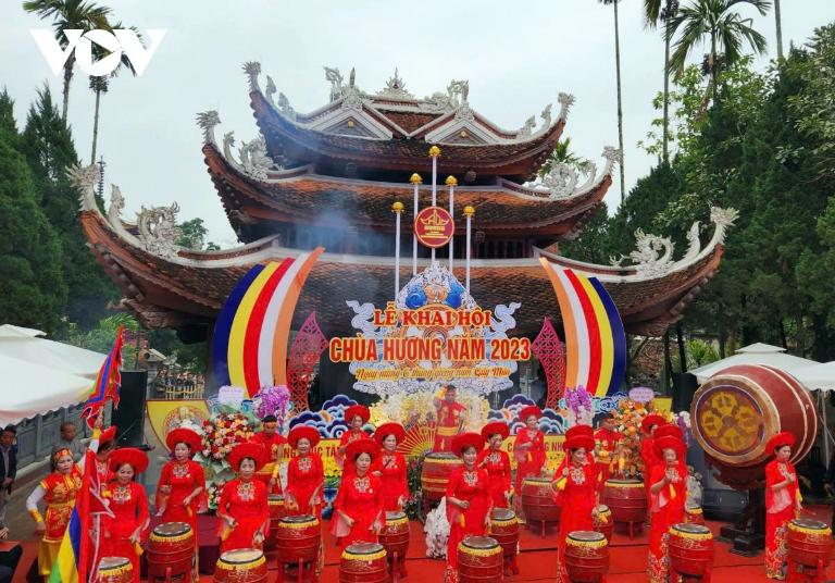 The origins of the Perfume Pagoda Festival date back centuries, intertwining history, religion, and cultural traditions. 