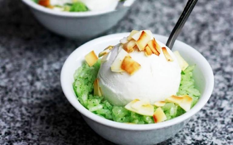 Kem Xoi is a delightful fusion dessert that combines sticky rice and coconut ice cream,