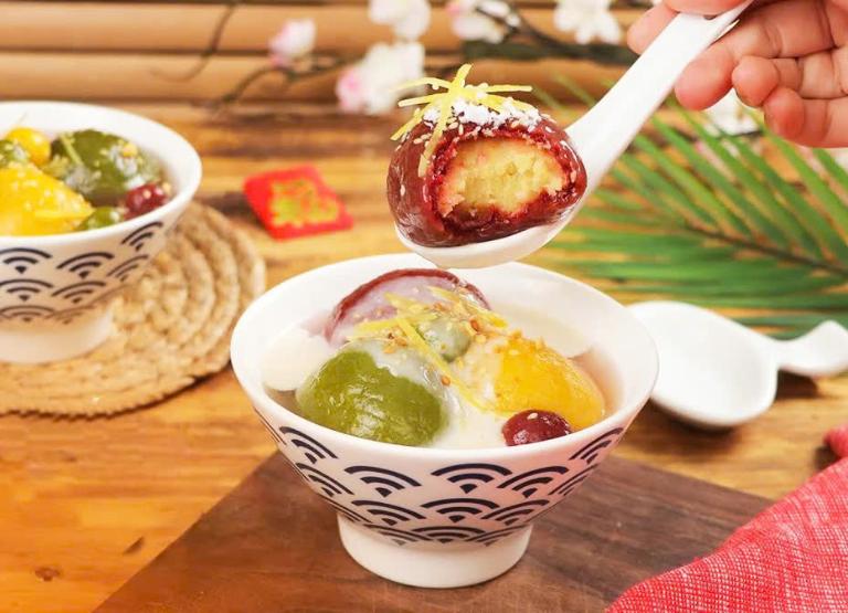 Che Troi Nuoc is a comforting dessert made of soft, chewy sticky rice balls