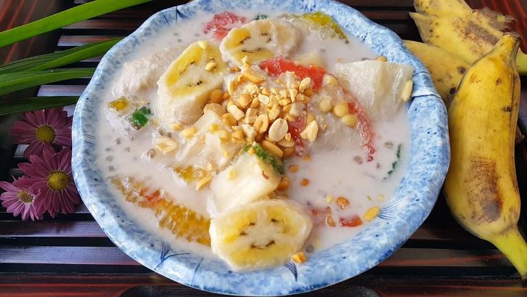 Che Chuoi is a comforting dessert made with ripe bananas simmered in rich coconut milk