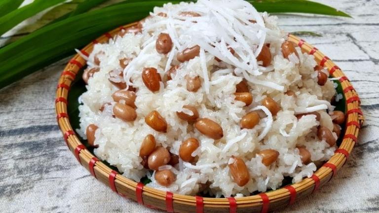 For people who love peanuts, xoi lac is absolutely must-try.